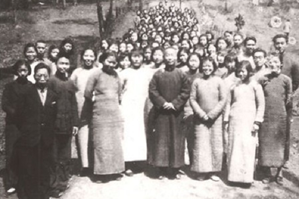 陈鹤琴与江西省立实验幼稚师范学校师生合影.png