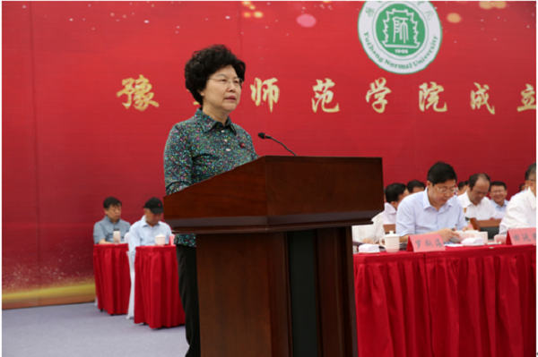 江西省委教育工委书记黄小华在豫章师范学院挂牌仪式上讲话.png