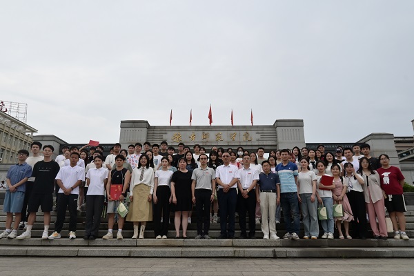 门口合影0.jpg 门口合影0.jpg