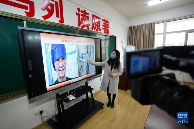 3 新华社长篇通讯《为党育人 为国育才——以习近平同志为核心的党中央关心学校思想政治工作纪实》刊登我校思政课教师黄璇通过互联网给学生们上课.jpg