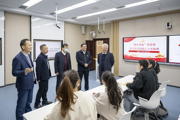 4  省委教育工委委员、省教育厅副厅长汪立夏走进我校“‘师生同堂’思政课 党的二十大精神学习交流”主题课堂，与师生共话党的二十大精神.jpg