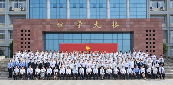 集团照_副本.jpg 集团照_副本.jpg