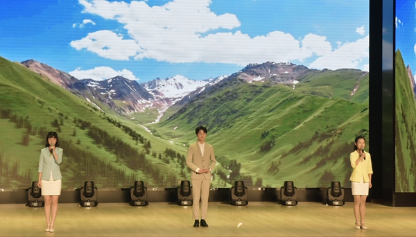 诗歌领诵.jpg 诗歌领诵.jpg