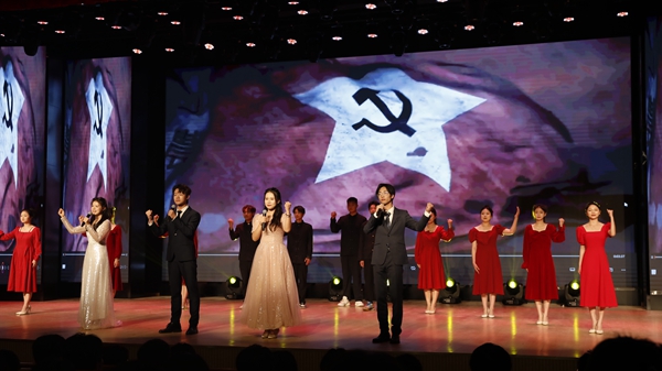 诗朗诵党旗.JPG