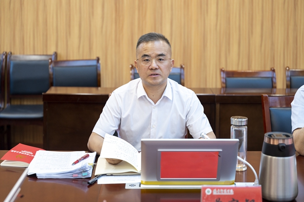 校长主持召开_副本.jpg 校长主持召开_副本.jpg