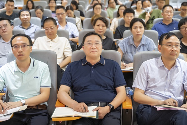 校领导听讲座.jpg