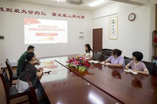 讲党课.jpg 讲党课.jpg