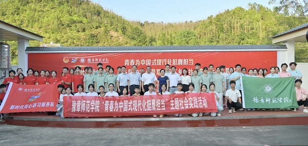7.豫章师范学院校领导与志愿者和小朋友留念.jpg 7.豫章师范学院校领导与志愿者和小朋友留念.jpg