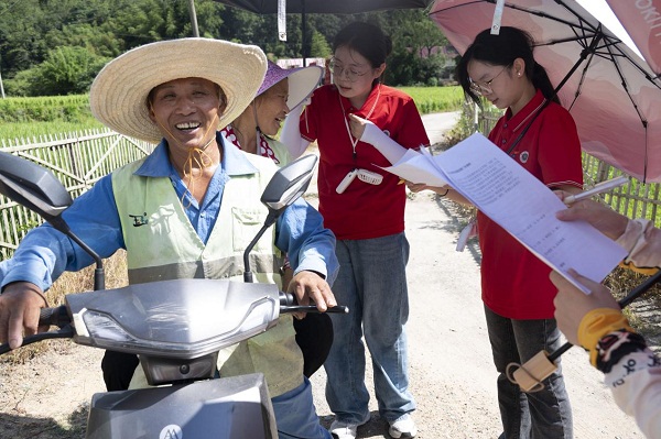 1.志愿者与当地村民愉快交流.jpg 1.志愿者与当地村民愉快交流.jpg