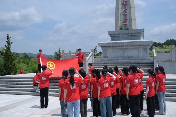 志愿者们在红六军团先遣纪念碑前宣誓1.jpg 志愿者们在红六军团先遣纪念碑前宣誓1.jpg