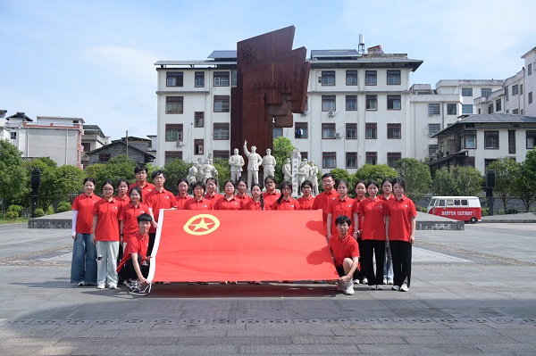 志愿者们在遂川县工农兵政府旧址前雕塑群合影2.jpg 志愿者们在遂川县工农兵政府旧址前雕塑群合影2.jpg