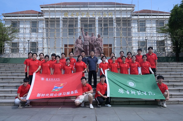 志愿者们在赣县区革命烈士纪念馆前合影1.jpg 志愿者们在赣县区革命烈士纪念馆前合影1.jpg