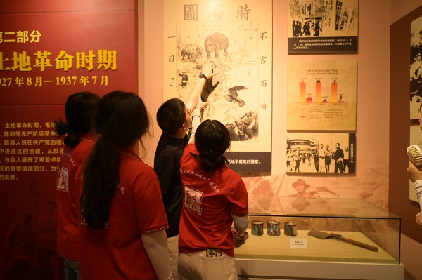志愿者参观赣县区革命烈士纪念馆1.jpg 志愿者参观赣县区革命烈士纪念馆1.jpg