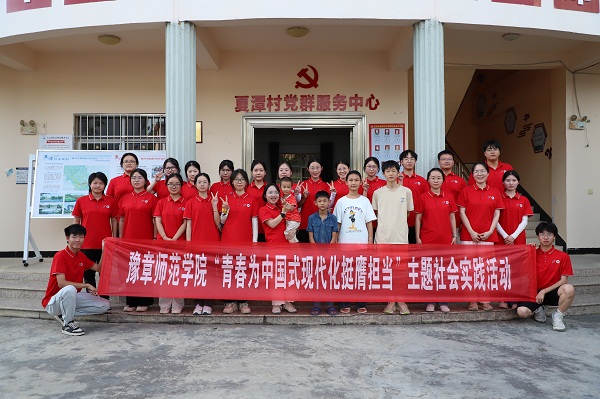 1.志愿者们来到夏潭村拜访当地老党员、老知青1.jpg 1.志愿者们来到夏潭村拜访当地老党员、老知青1.jpg
