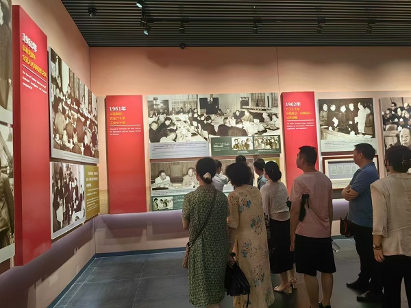 13678支部参观2.jpg