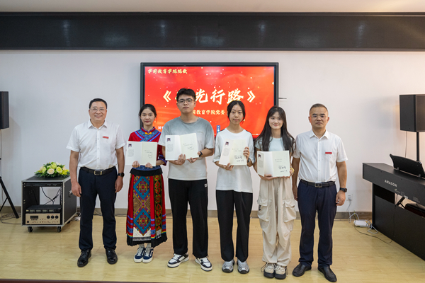 书记校长送书.jpg 书记校长送书.jpg