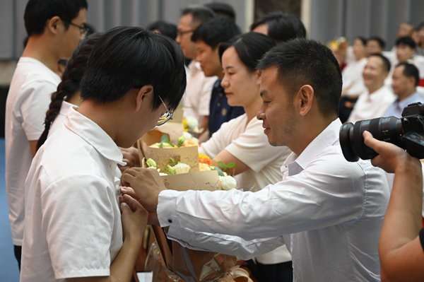 戴校徽.jpg 戴校徽.jpg