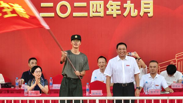 书记.jpg 书记.jpg