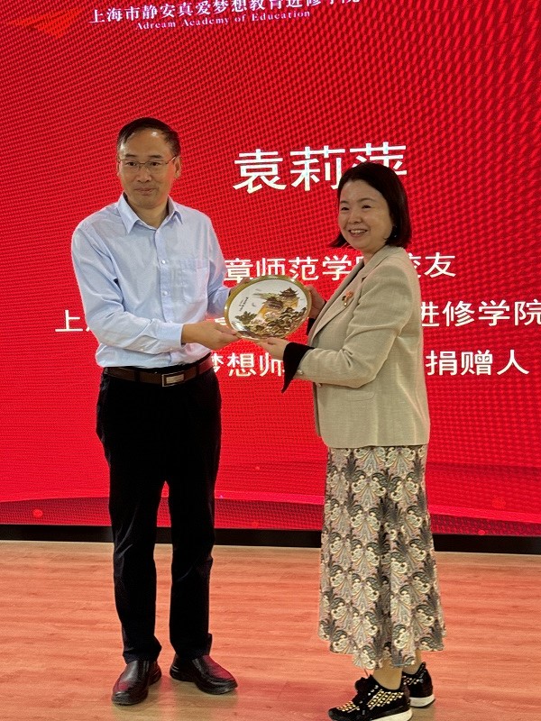 豫章师范学院纪念品赠送.jpg