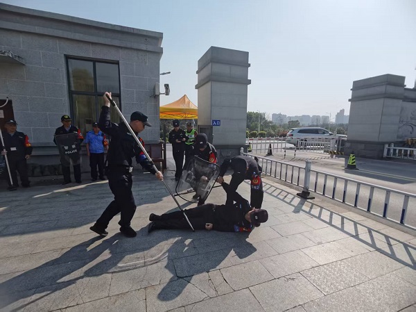 我校联合属地公安部门组织开展“最小应急单元”培训演练.jpg