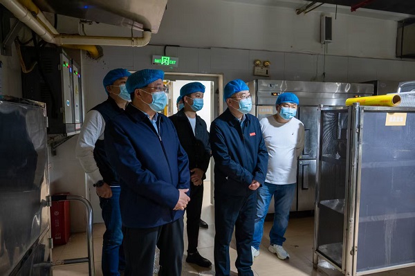 校主要领导深入学生食堂检查食品安全工作.jpg