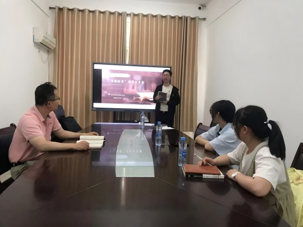 2025.5.15 第4期“书海拾贝”读书分享会 素质教育(1).jpg