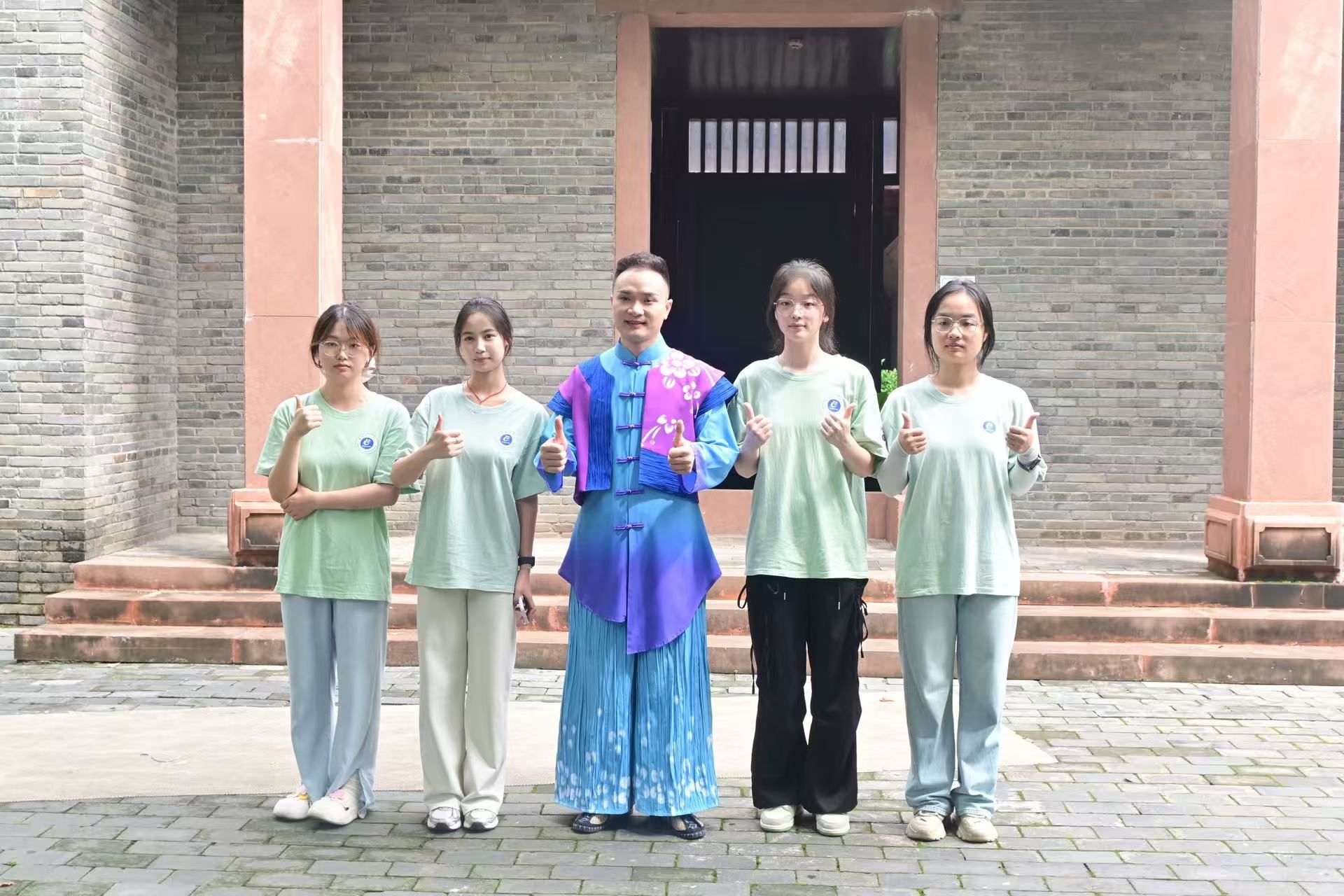 图 2 实践队与采茶剧团演员合影，领略戏曲文化魅力.jpg