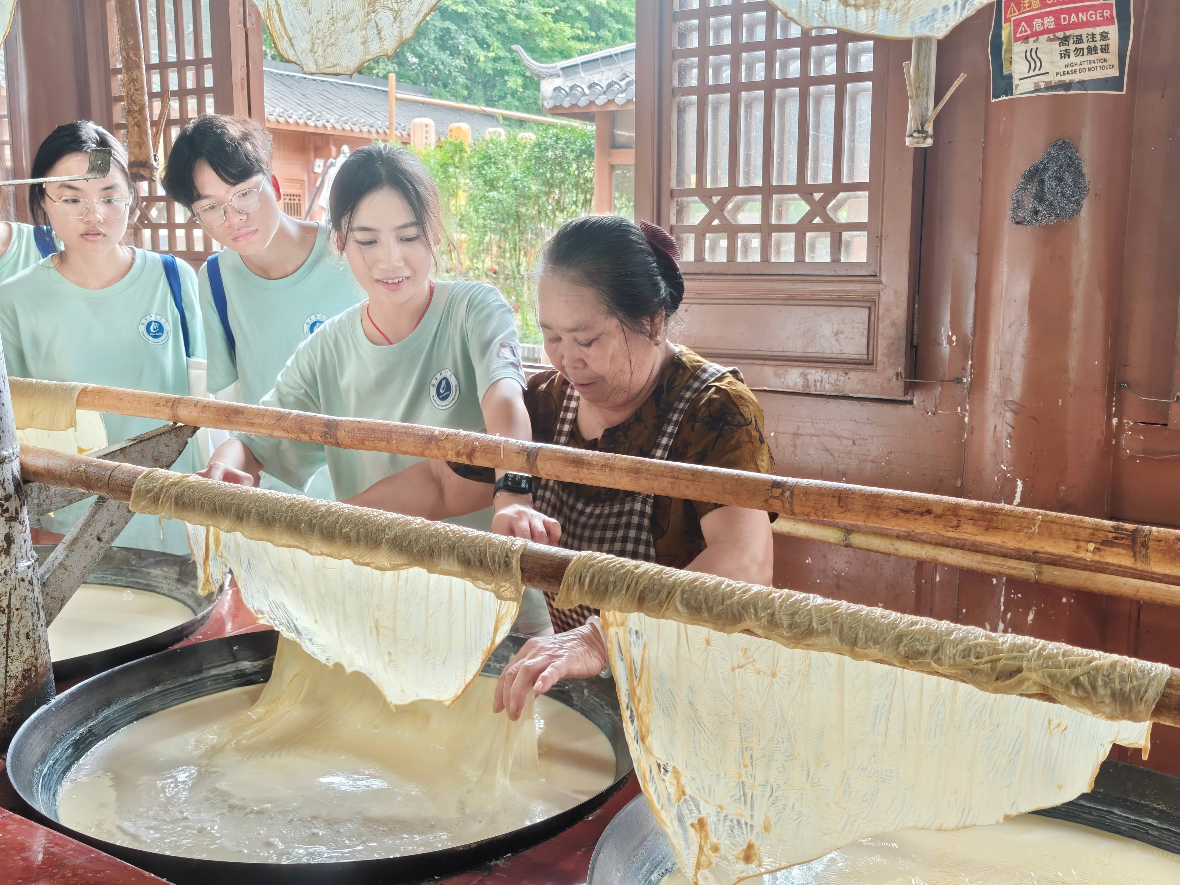 图 3 队员们在老手艺人的指导下学习制作腐竹.jpg