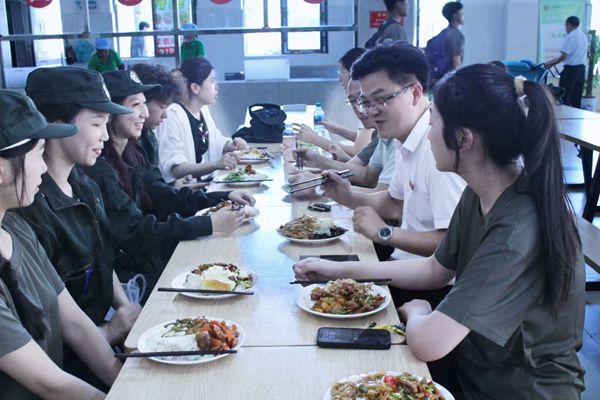 陪餐2_副本.jpg 陪餐2_副本.jpg
