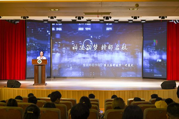 学生代表发言 崇真通讯社 刘佳芸_副本.jpg