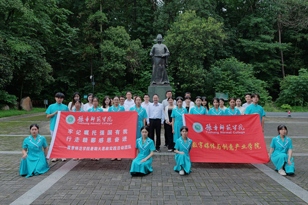 雕像合影_副本.jpg 雕像合影_副本.jpg
