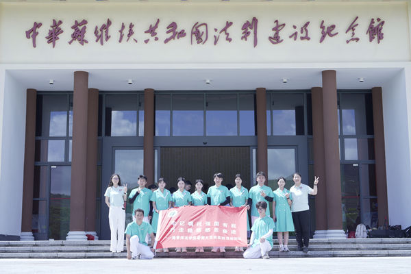 馆外合影_副本.jpg 馆外合影_副本.jpg