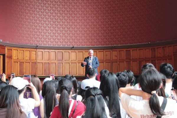 图3:切斯特市市长与学生亲切交流.jpg 图3:切斯特市市长与学生亲切交流.jpg